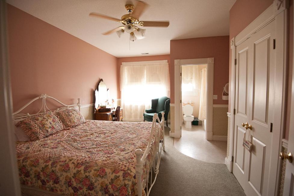 Victorian Veranda Country Inn Lawrence Rom bilde